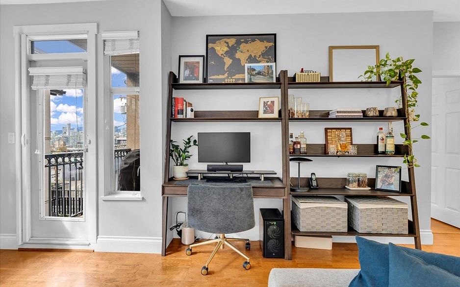 303 2525 Quebec Street