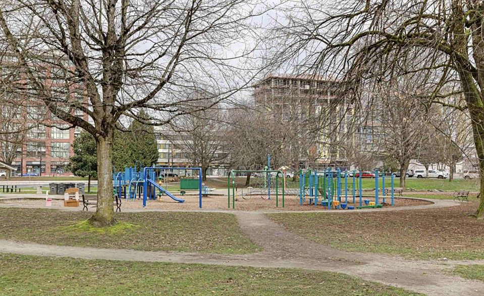 206 4933 Clarendon Street