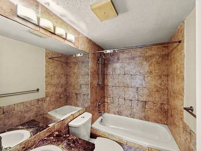 201 1868 W 8th Avenue