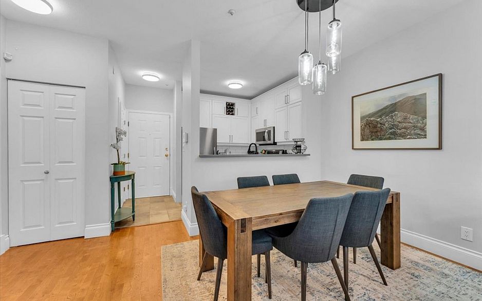 303 2525 Quebec Street