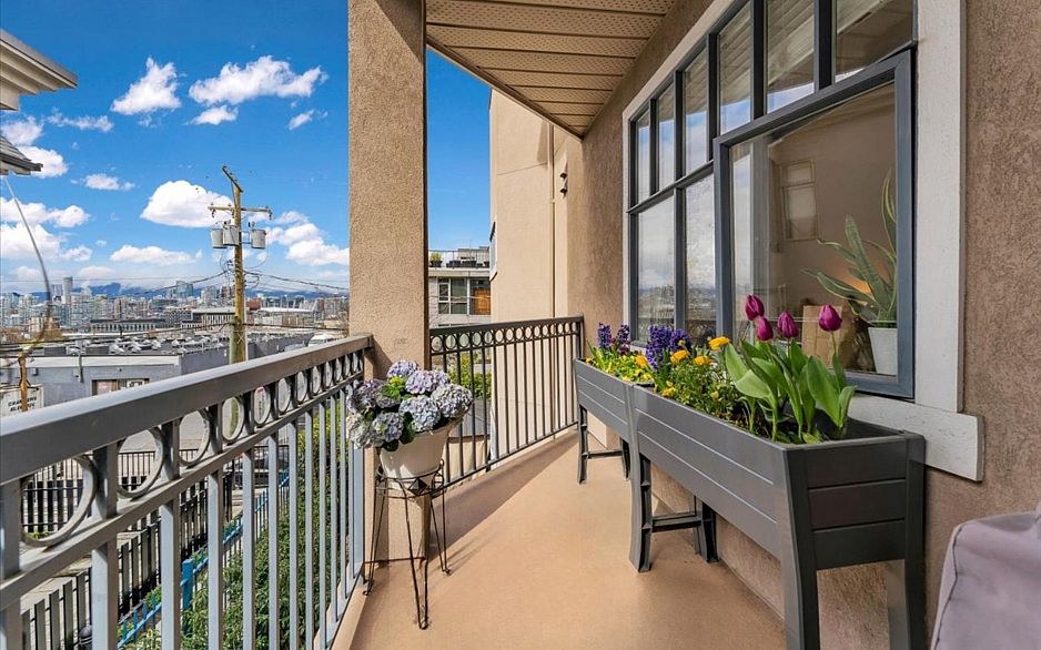 303 2525 Quebec Street