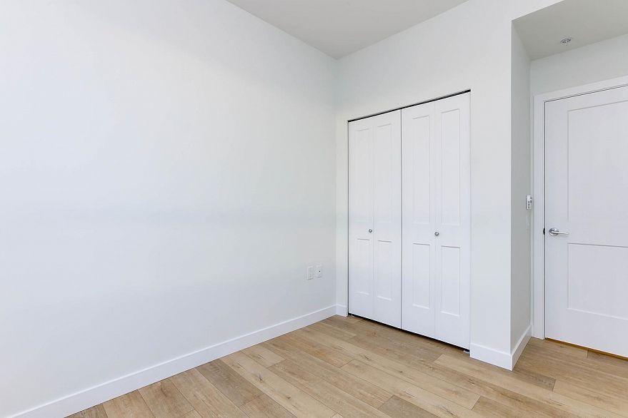 206 4933 Clarendon Street