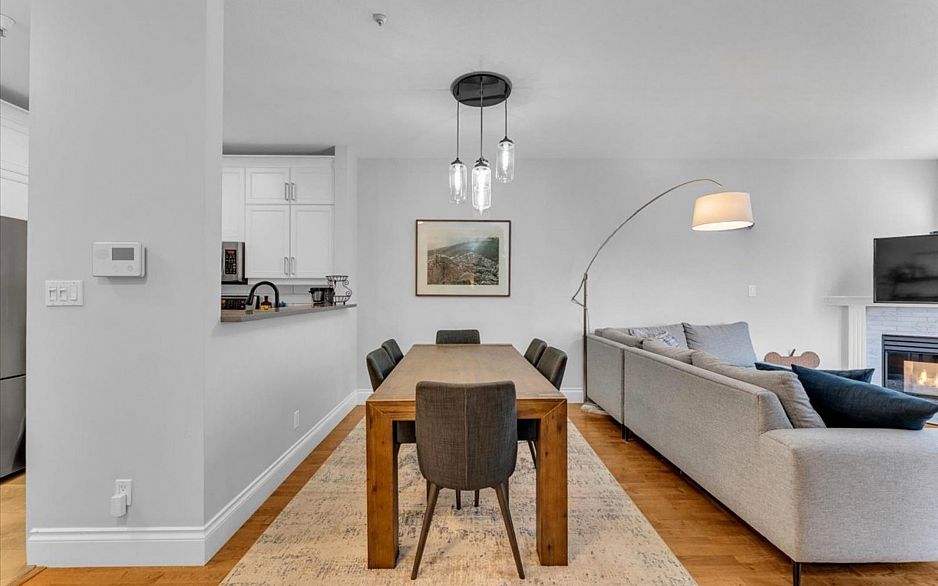 303 2525 Quebec Street