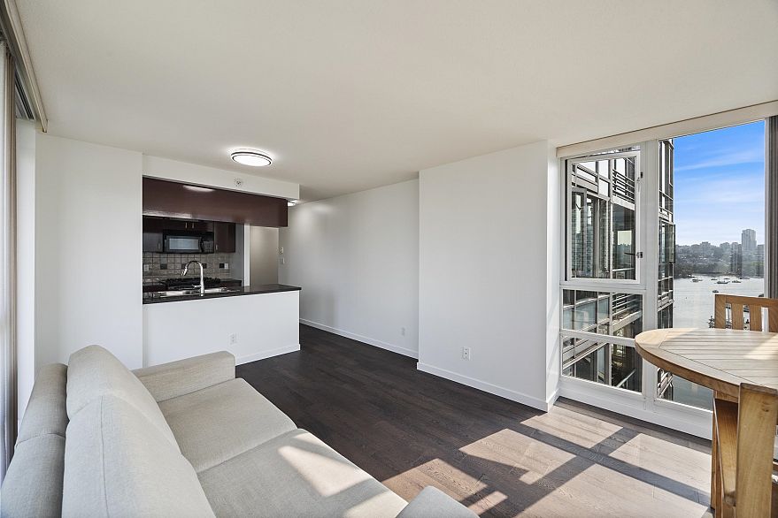 1901 1033 Marinaside Crescent