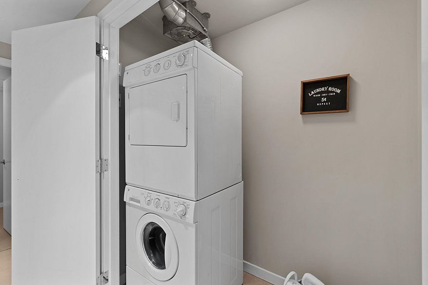 3104 833 Seymour Street