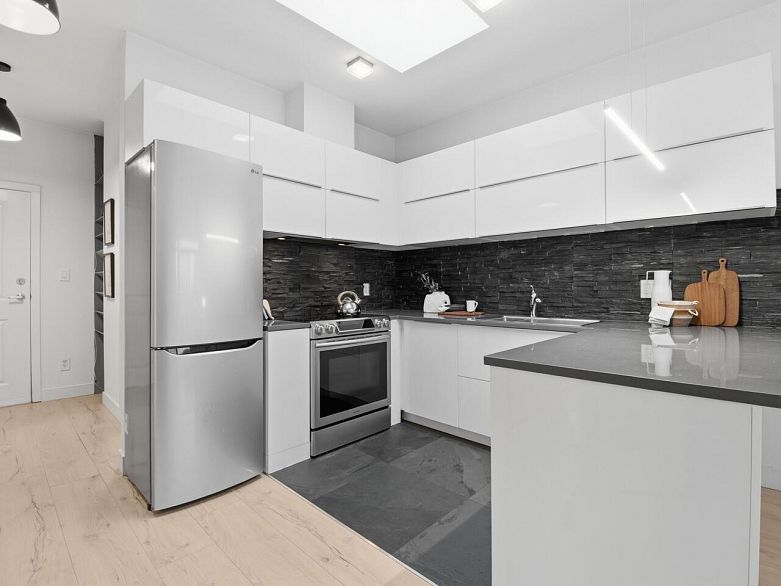 PH6 688 E 17th Avenue