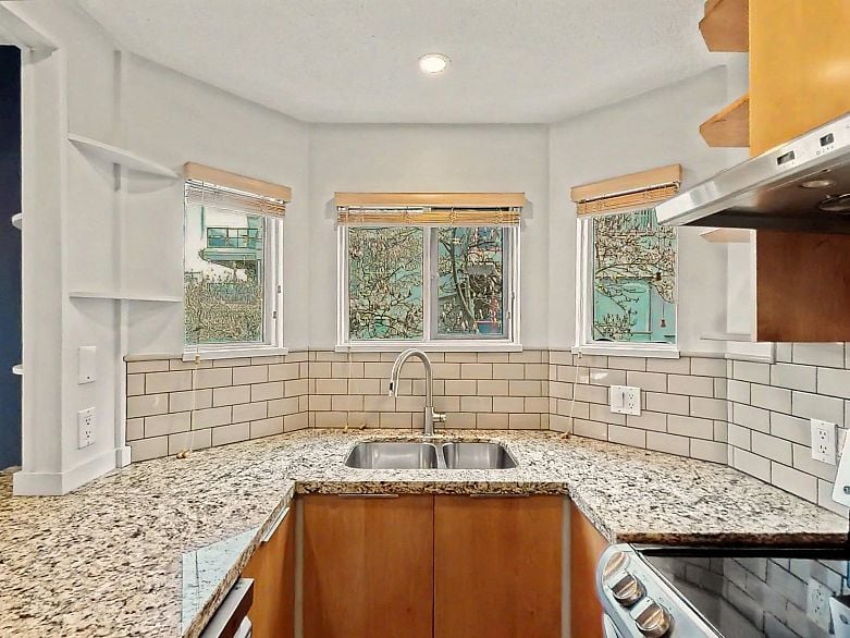 201 1868 W 8th Avenue