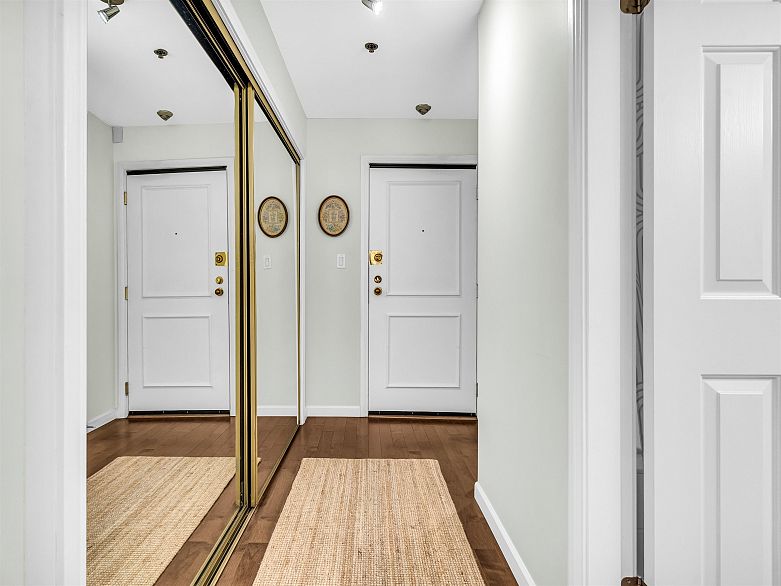 206 1963 W 3rd Avenue