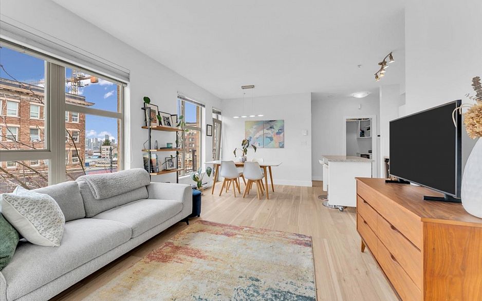 304 205 E 10th Avenue