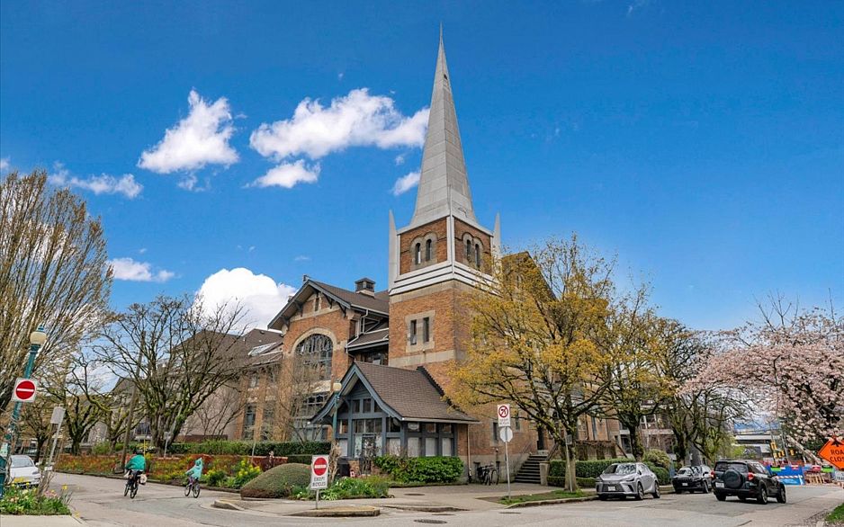 303 2525 Quebec Street