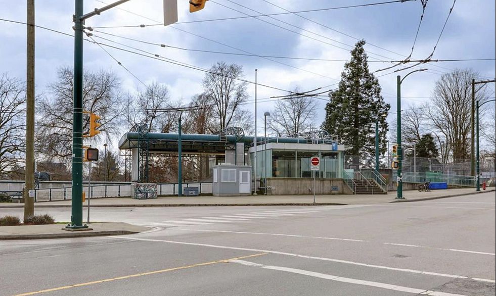 206 4933 Clarendon Street