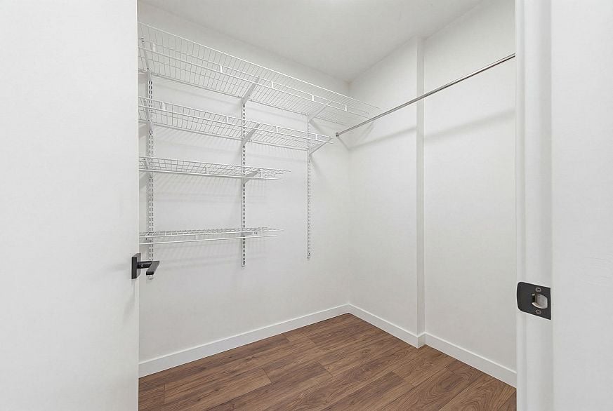 1807 583 Beach Crescent