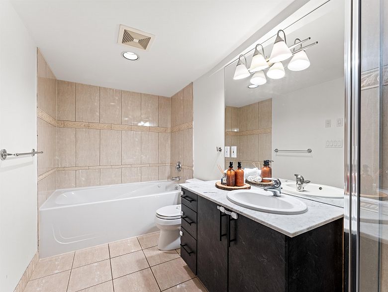 306 1328 W Pender Street