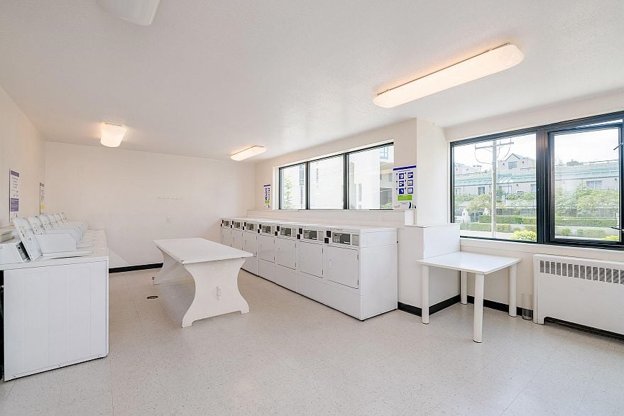 1403 1330 Harwood Street