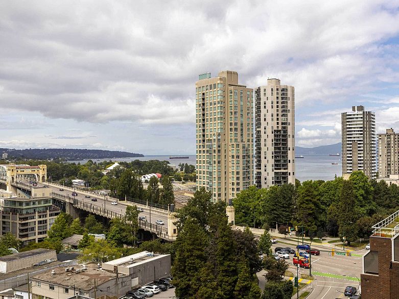 1104 889 Pacific Street