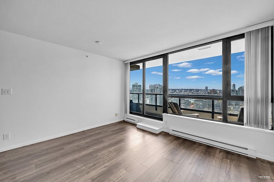 2608 977 Mainland Street