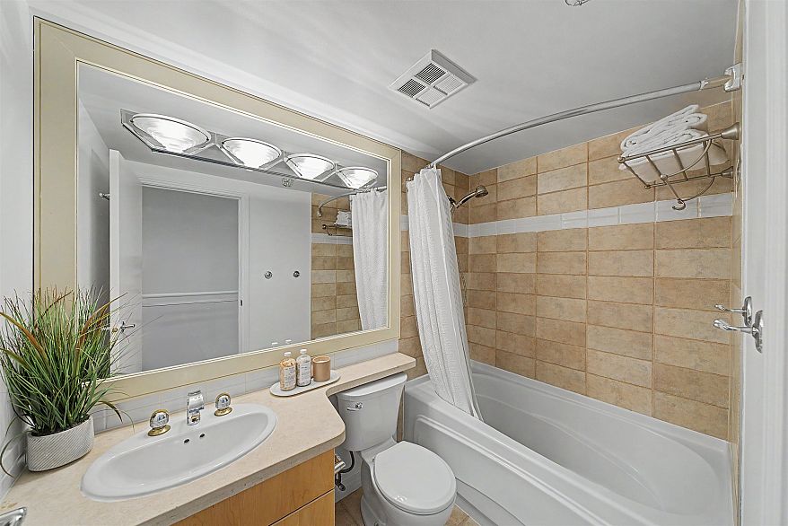 TH A 1199 Marinaside Crescent