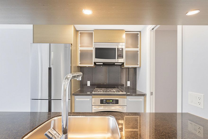 907 833 Seymour Street