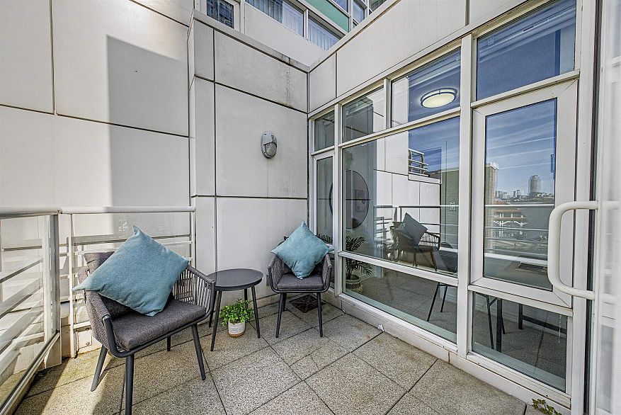 TH A 1199 Marinaside Crescent