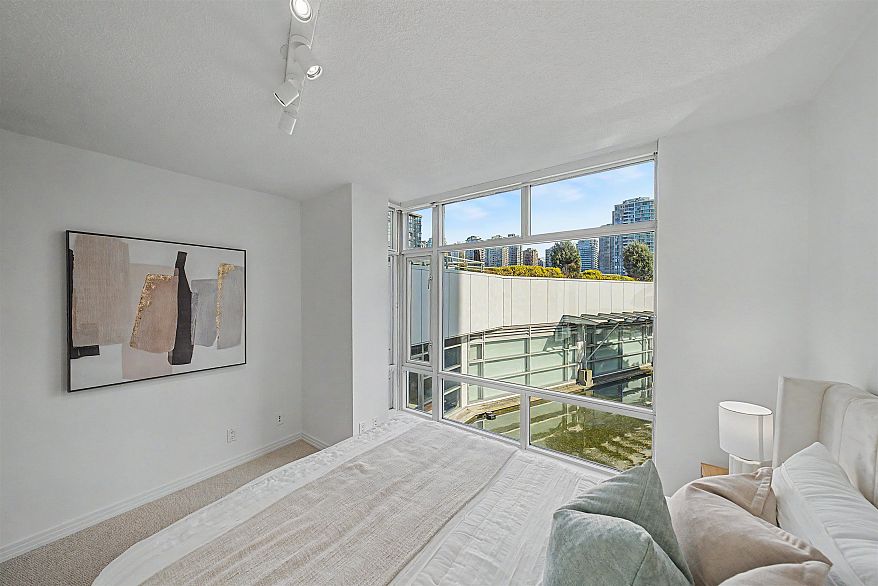 TH A 1199 Marinaside Crescent