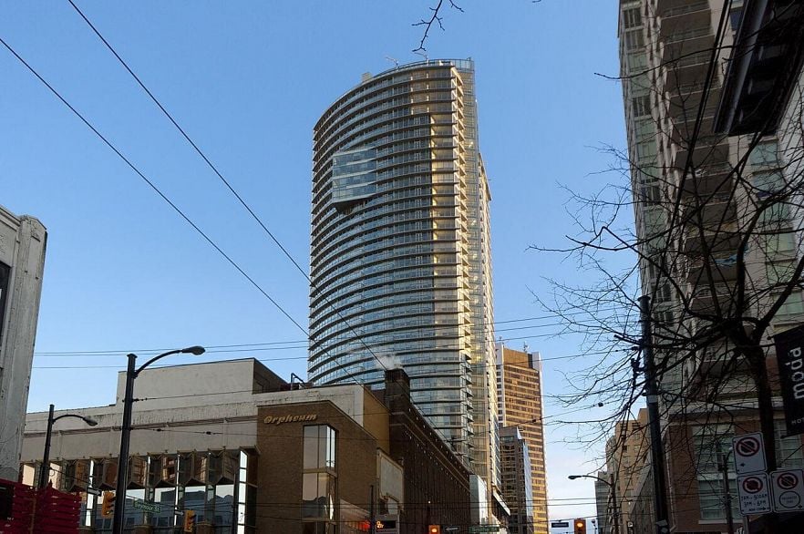 2102 833 Seymour Street