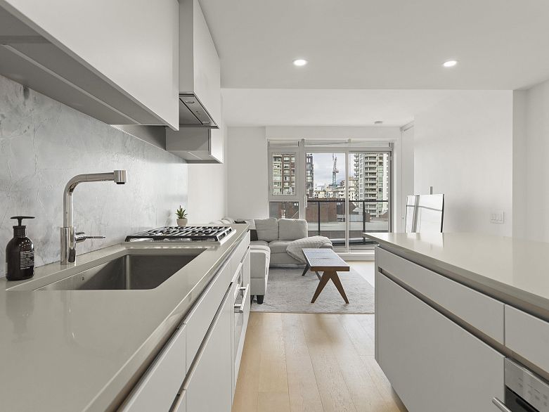 1104 889 Pacific Street