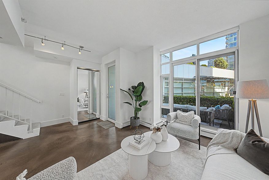 TH A 1199 Marinaside Crescent