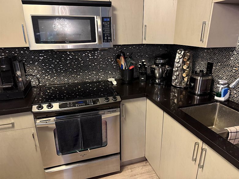 117 2416 W 3rd Avenue