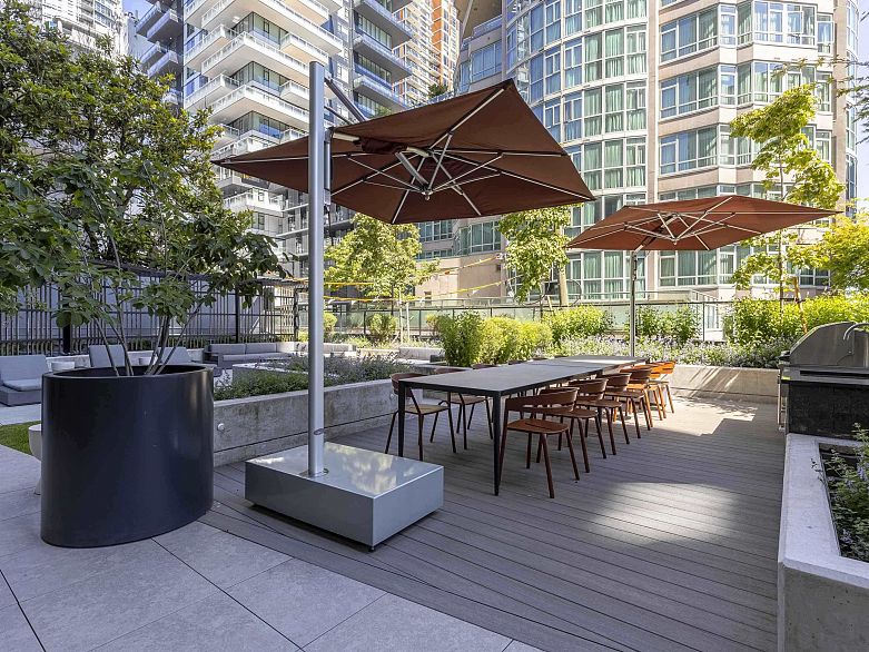 1104 889 Pacific Street