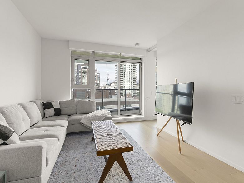 1104 889 Pacific Street