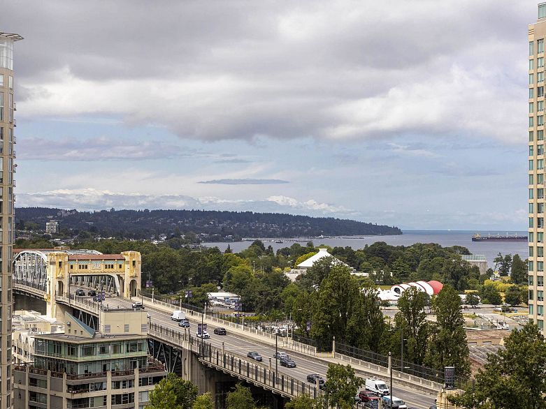 1104 889 Pacific Street