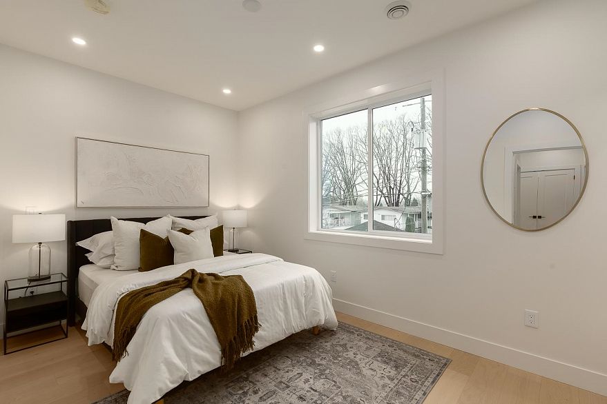 2 3506 E Pender Street