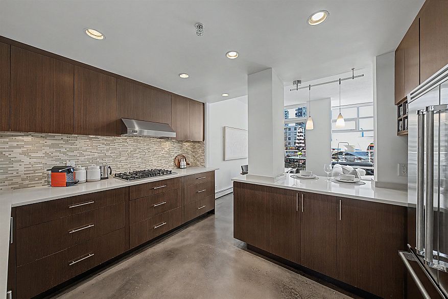 TH A 1199 Marinaside Crescent