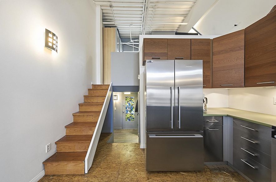 C6 238 E 10th Avenue