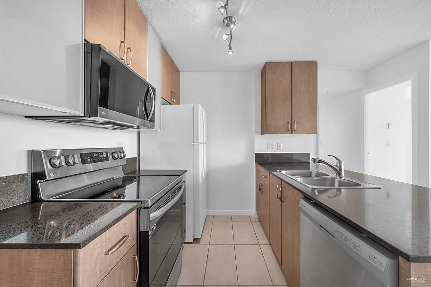 2608 977 Mainland Street