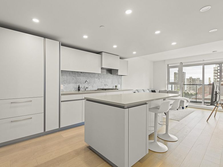 1104 889 Pacific Street