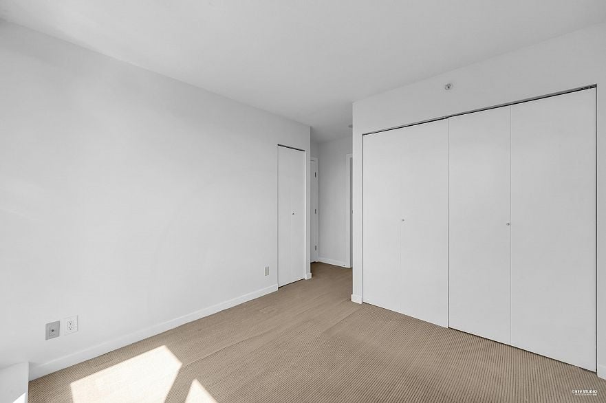 2608 977 Mainland Street