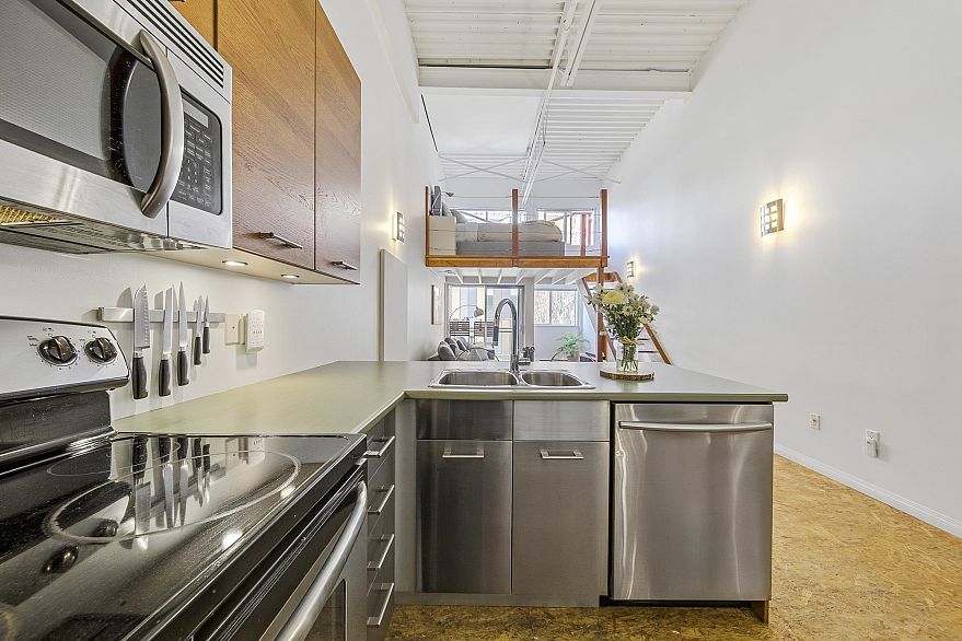 C6 238 E 10th Avenue