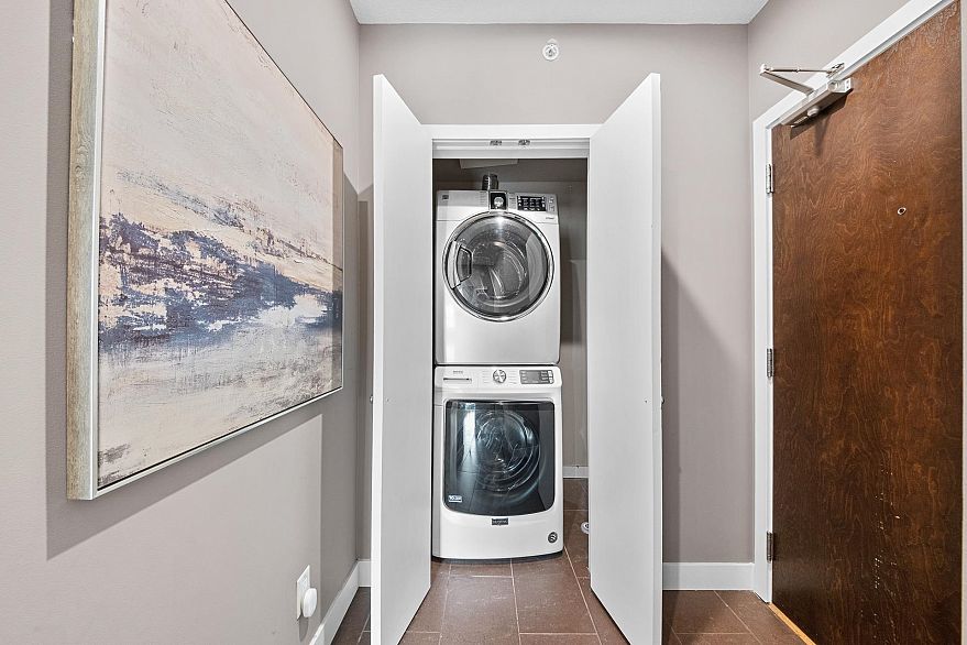 3207 688 Abbott Street