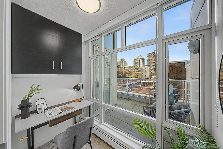 TH A 1199 Marinaside Crescent