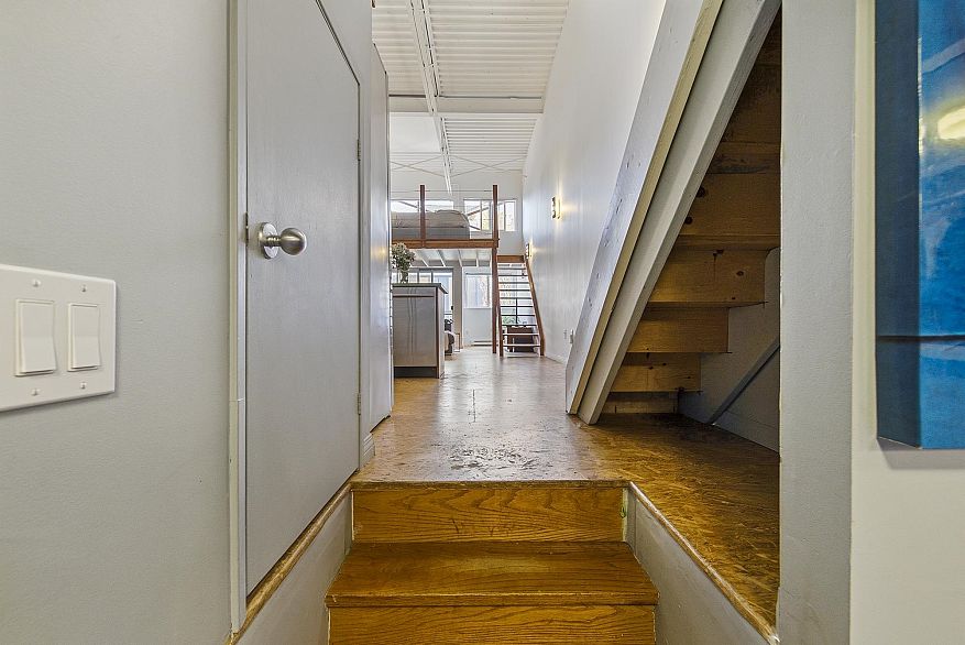 C6 238 E 10th Avenue