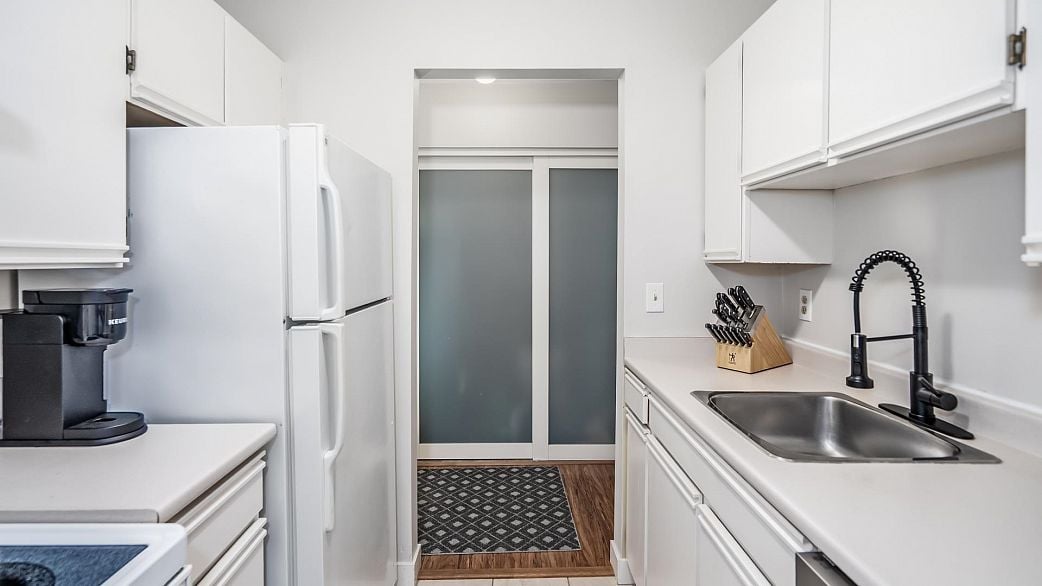 305 975 W 13th Avenue