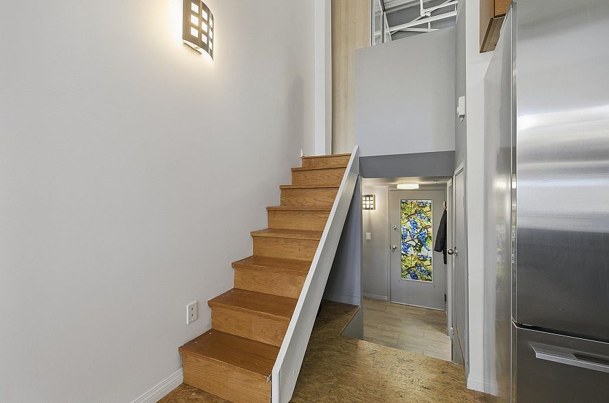 C6 238 E 10th Avenue