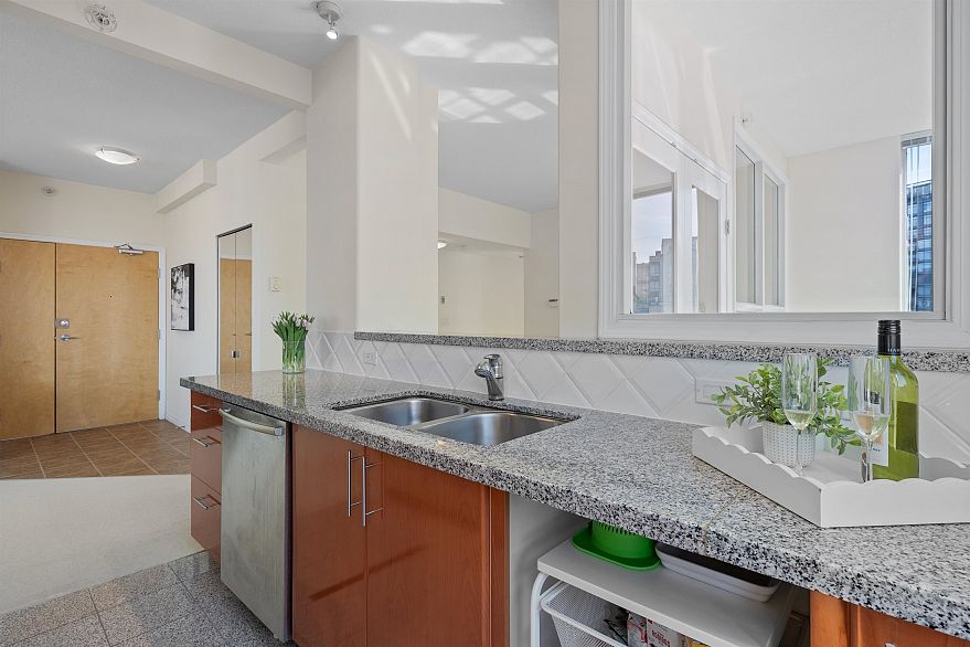 3601 1328 W Pender Street