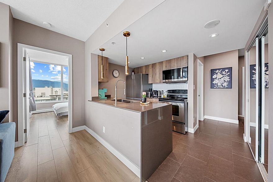 3207 688 Abbott Street