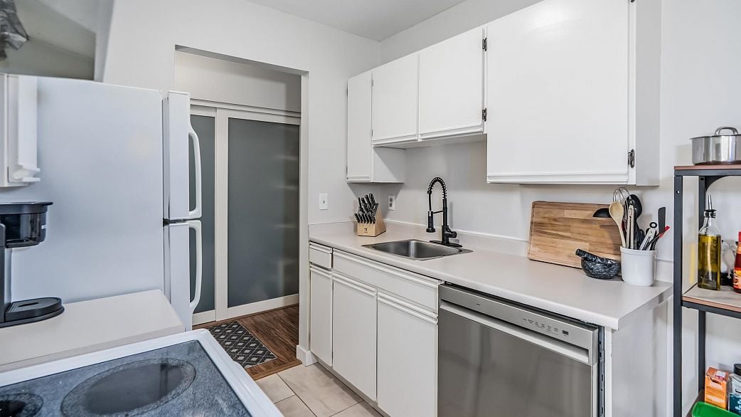 305 975 W 13th Avenue