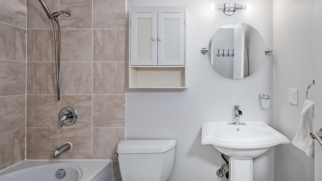 305 975 W 13th Avenue