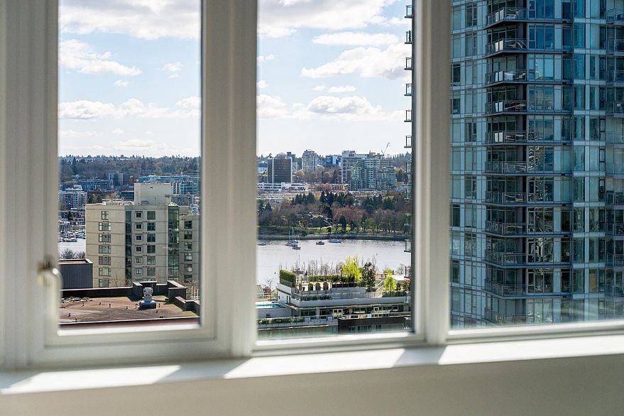 1703 1325 Rolston Street