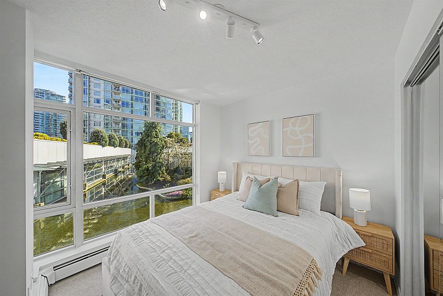 TH A 1199 Marinaside Crescent