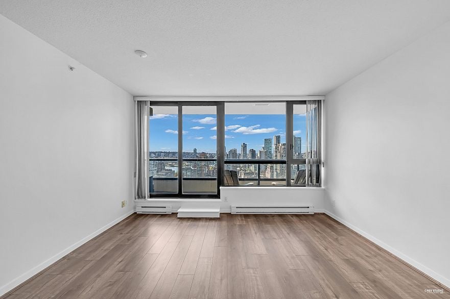 2608 977 Mainland Street